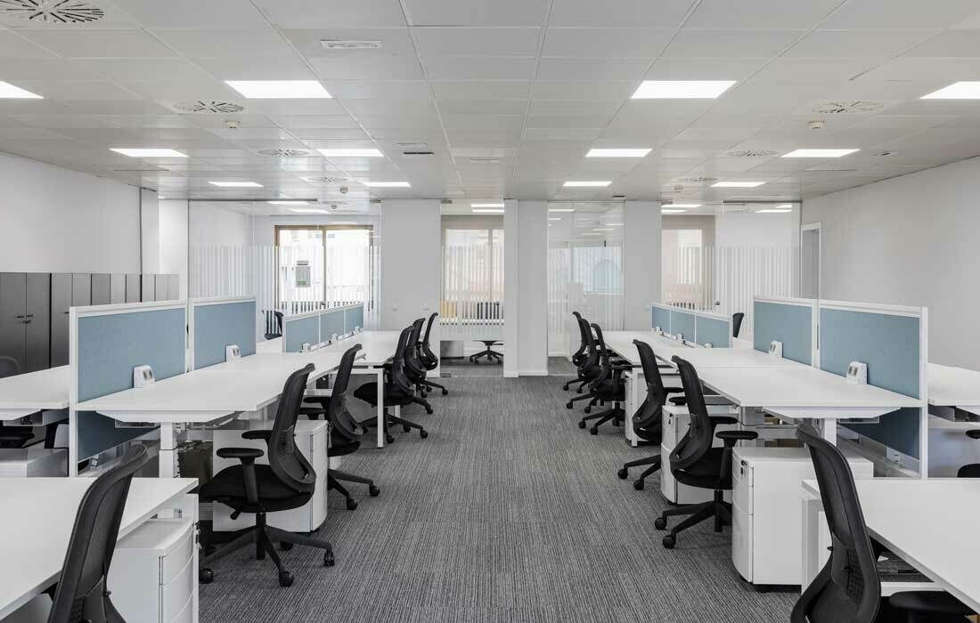 Ergonomischer Arbeitsplatz mit höhenverstellbarem Schreibtisch und modernen Büromöbeln