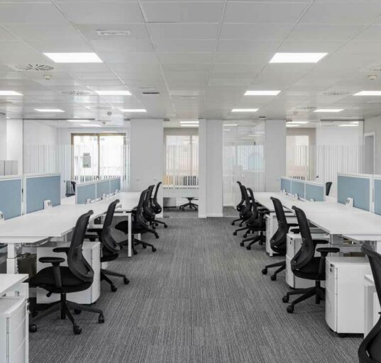 Ergonomischer Arbeitsplatz mit höhenverstellbarem Schreibtisch und modernen Büromöbeln
