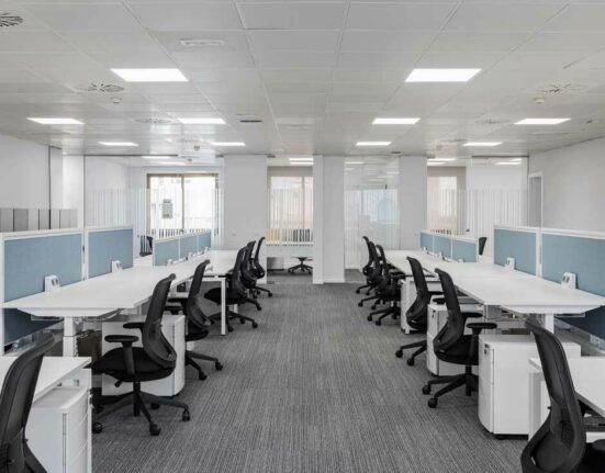 Ergonomischer Arbeitsplatz mit höhenverstellbarem Schreibtisch und modernen Büromöbeln