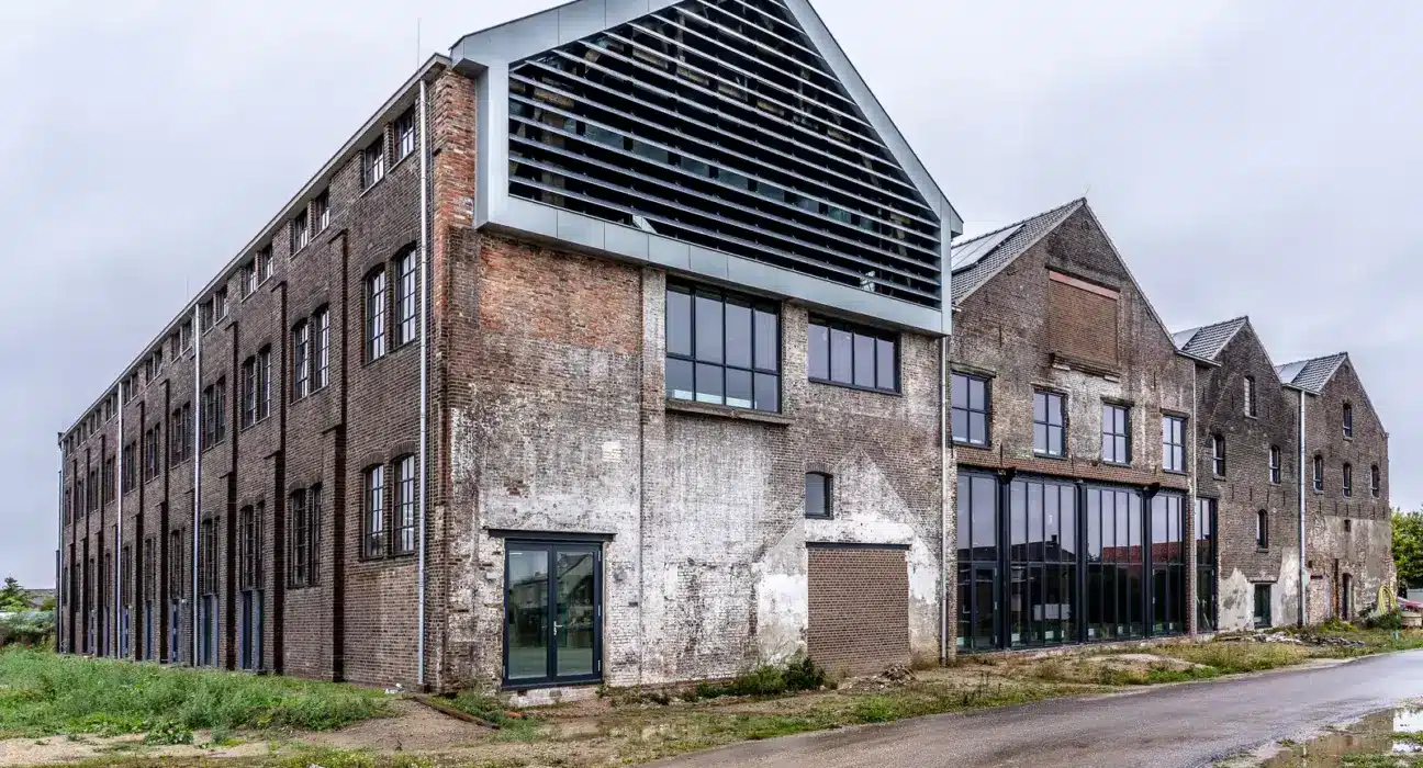 Saniertes ehemaliges Fabrikgebäude mit historischen Backsteinwänden und moderner Fassade