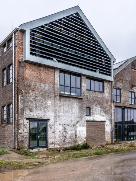 Saniertes ehemaliges Fabrikgebäude mit historischen Backsteinwänden und moderner Fassade