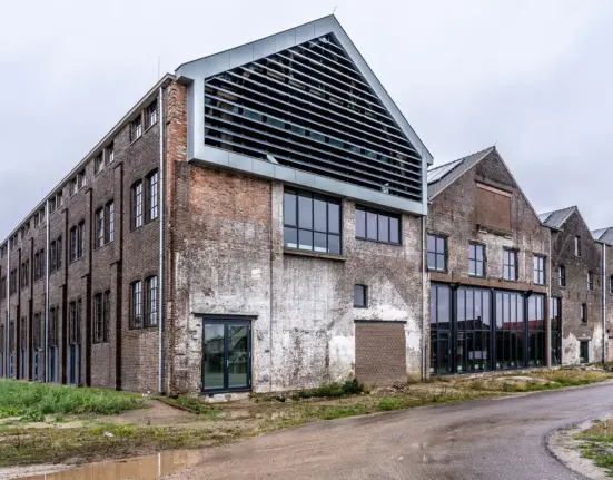 Saniertes ehemaliges Fabrikgebäude mit historischen Backsteinwänden und moderner Fassade