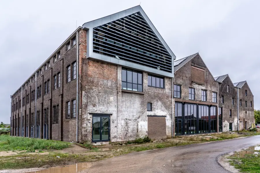 Saniertes ehemaliges Fabrikgebäude mit historischen Backsteinwänden und moderner Fassade