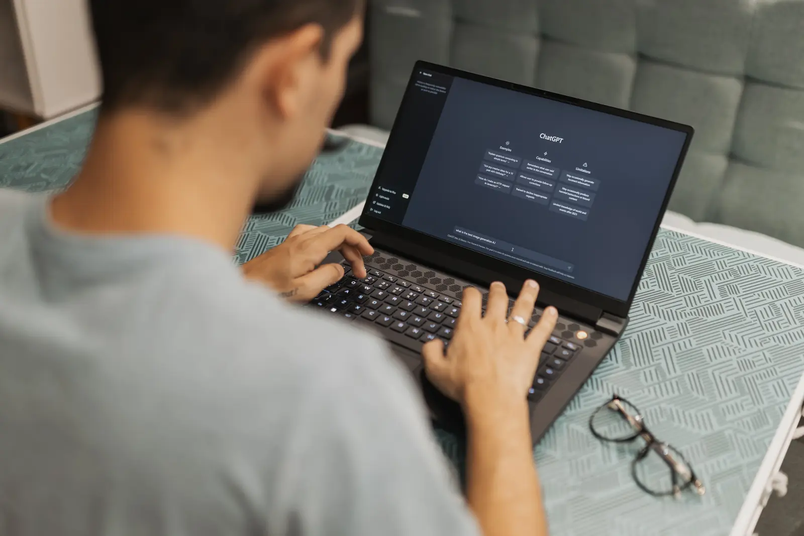 Mann arbeitet an einem Laptop mit geöffnetem KI-Chatbot
