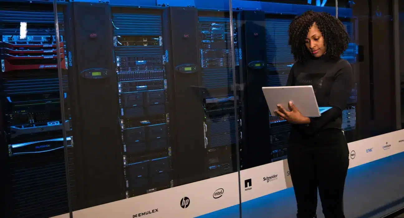 IT-Spezialistin kontrolliert Server in einem Rechenzentrum