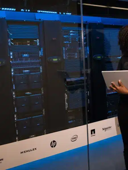 IT-Spezialistin kontrolliert Server in einem Rechenzentrum