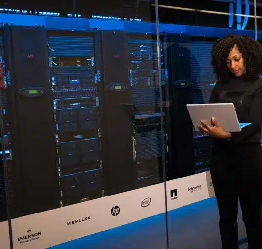 IT-Spezialistin kontrolliert Server in einem Rechenzentrum