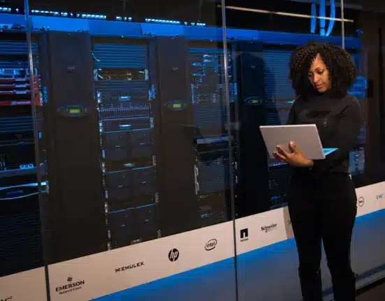 IT-Spezialistin kontrolliert Server in einem Rechenzentrum