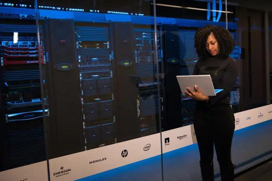 IT-Spezialistin kontrolliert Server in einem Rechenzentrum
