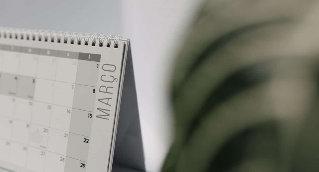 Tischkalender auf einem Schreibtisch als Sinnbild für die Jahresplanung