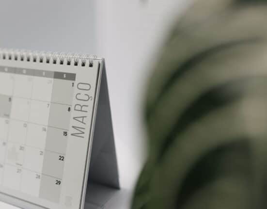 Tischkalender auf einem Schreibtisch als Sinnbild für die Jahresplanung