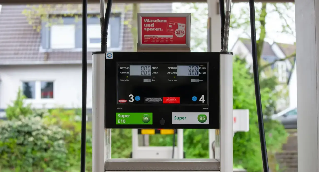 Zapfsäule für Benzin an einer Tankstelle in Bergisch Gladbach