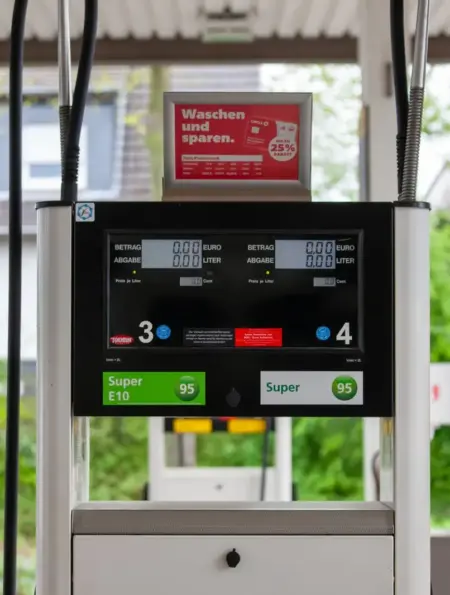 Zapfsäule für Benzin an einer Tankstelle in Bergisch Gladbach