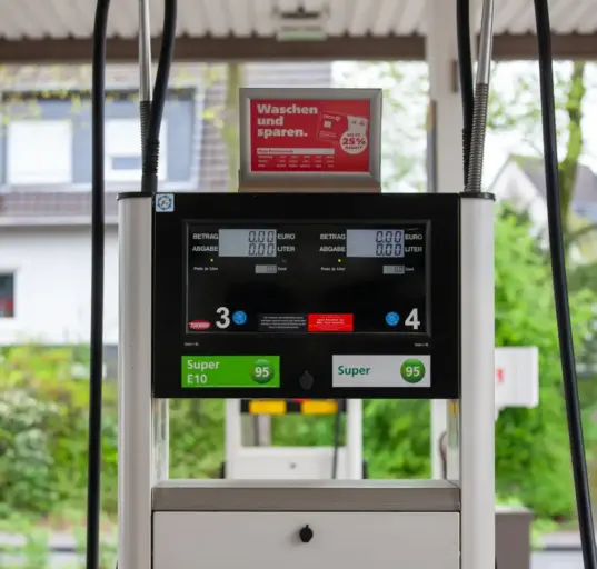 Zapfsäule für Benzin an einer Tankstelle in Bergisch Gladbach