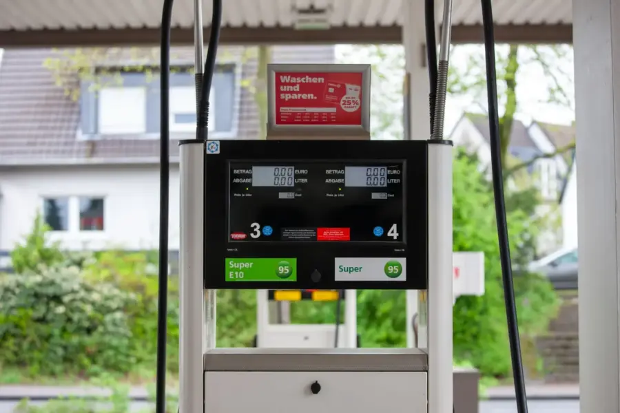 Zapfsäule für Benzin an einer Tankstelle in Bergisch Gladbach