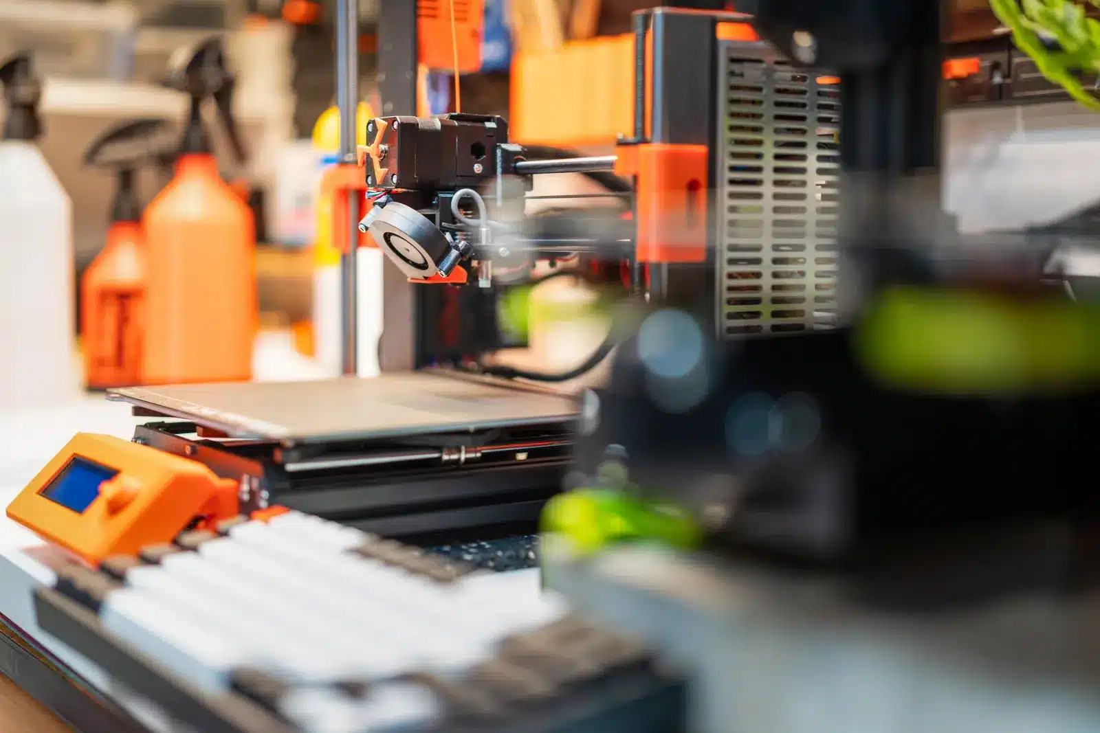 3D-Drucker fertigt in einer Werkstatt ein Bauteil