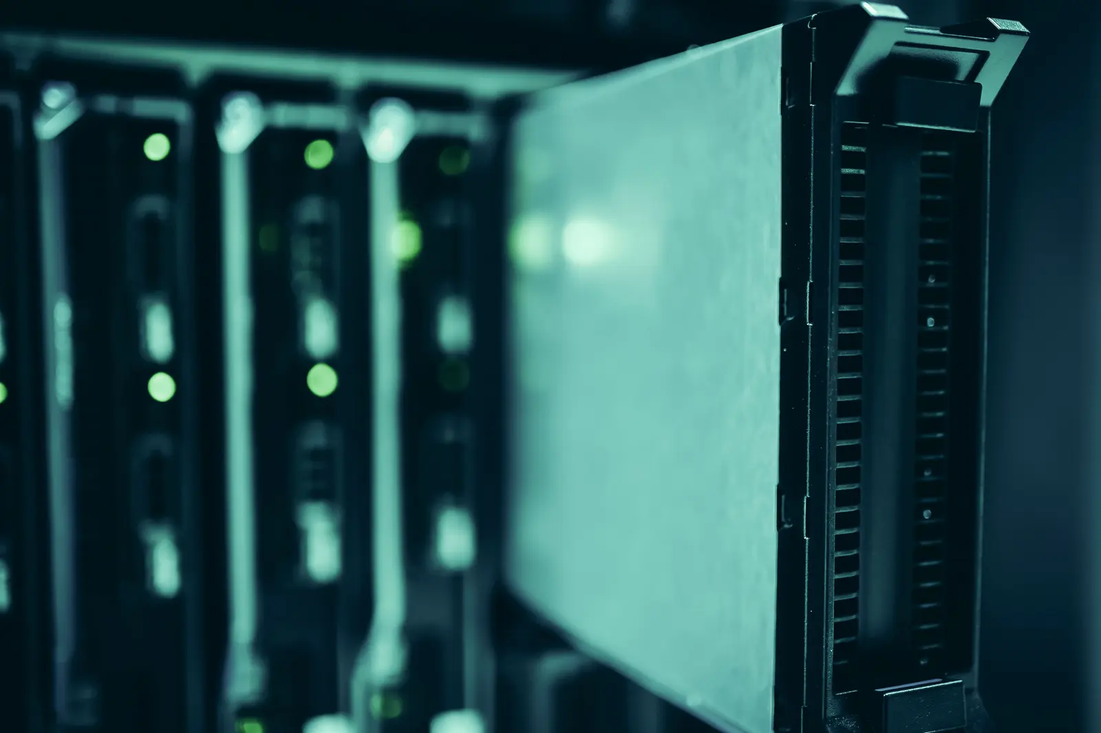 Serverracks in einem Rechenzentrum für Cloud-Dienste