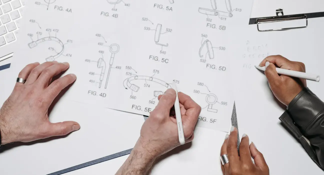 Mehrere Personen arbeiten gemeinsam an technischen Designzeichnungen