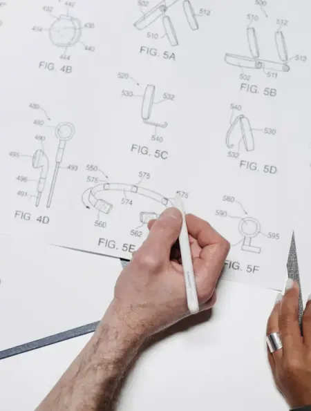 Mehrere Personen arbeiten gemeinsam an technischen Designzeichnungen