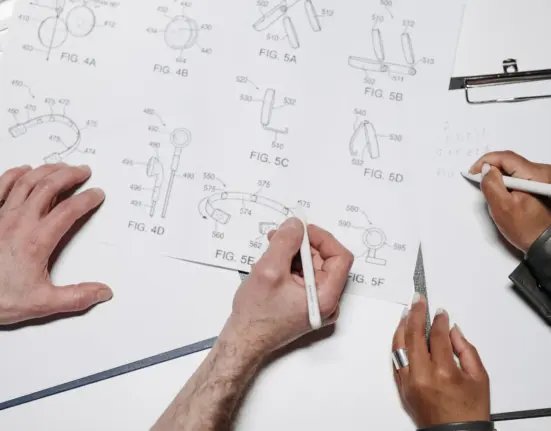 Mehrere Personen arbeiten gemeinsam an technischen Designzeichnungen