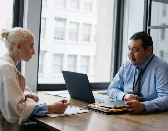 Arbeitgeber und Bewerberin führen ein Vorstellungsgespräch im Büro