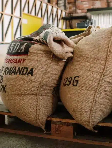 Kaffeesäcke auf Paletten als Beispiel für eine von der EU-Entwaldungsverordnung erfasste Lieferkette