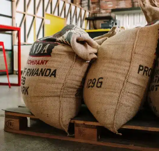 Kaffeesäcke auf Paletten als Beispiel für eine von der EU-Entwaldungsverordnung erfasste Lieferkette