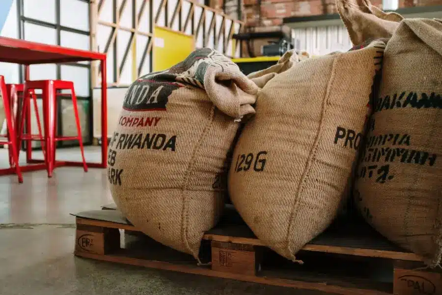 Kaffeesäcke auf Paletten als Beispiel für eine von der EU-Entwaldungsverordnung erfasste Lieferkette