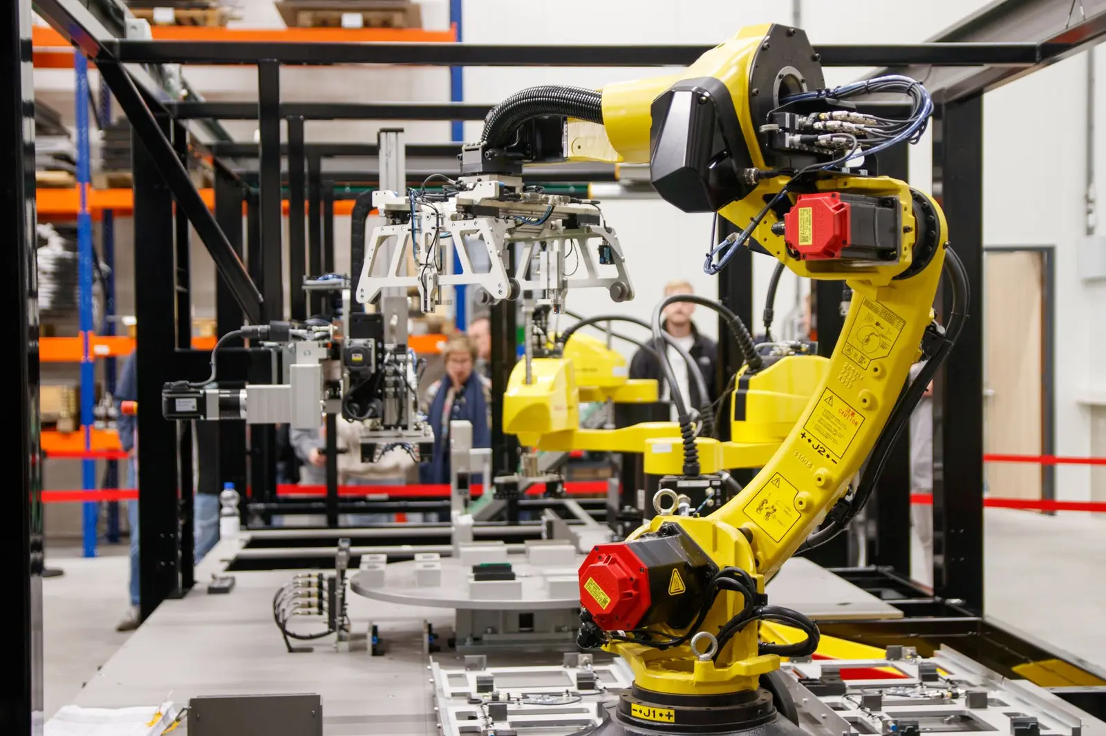 Gelber Industrieroboter in einer automatisierten Fertigungsanlage