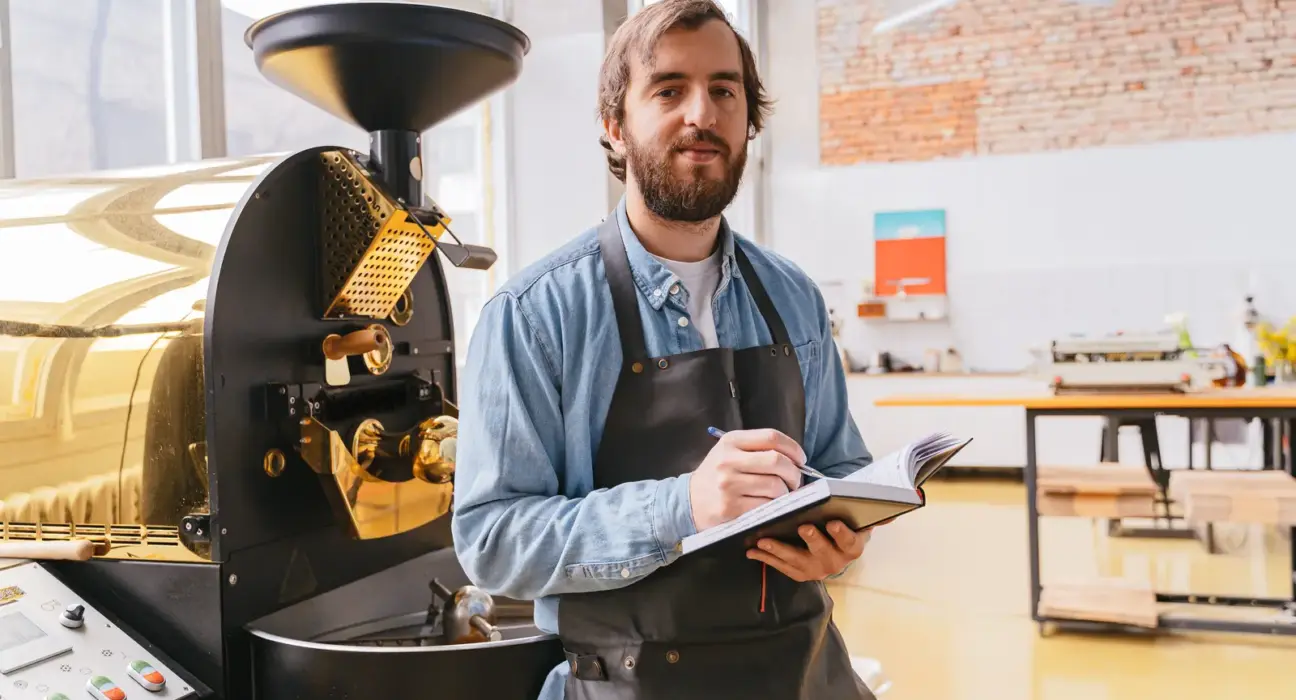 Inhaber einer Kaffeerösterei dokumentiert den Betrieb einer neuen Röstmaschine