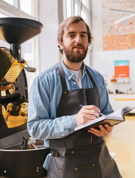 Inhaber einer Kaffeerösterei dokumentiert den Betrieb einer neuen Röstmaschine