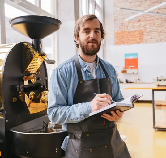 Inhaber einer Kaffeerösterei dokumentiert den Betrieb einer neuen Röstmaschine