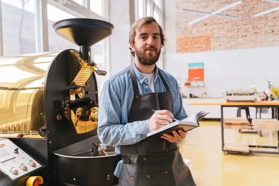Inhaber einer Kaffeerösterei dokumentiert den Betrieb einer neuen Röstmaschine