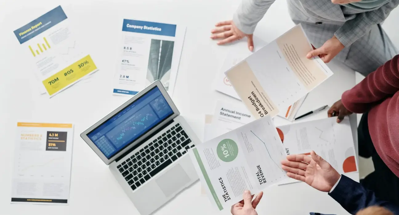 Geschäftsteam prüft Kennzahlen und Unterlagen für eine Investitionsplanung