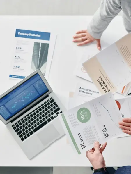 Geschäftsteam prüft Kennzahlen und Unterlagen für eine Investitionsplanung