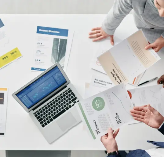 Geschäftsteam prüft Kennzahlen und Unterlagen für eine Investitionsplanung