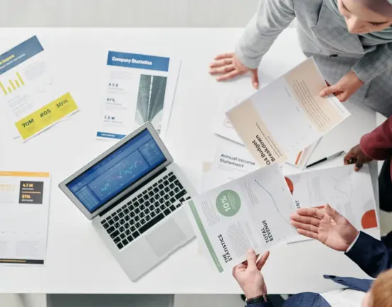 Geschäftsteam prüft Kennzahlen und Unterlagen für eine Investitionsplanung