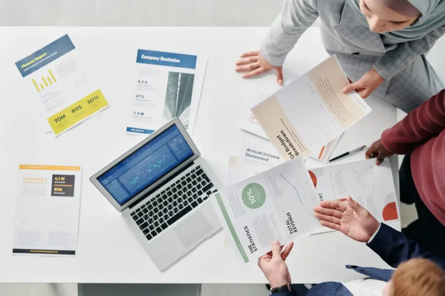 Geschäftsteam prüft Kennzahlen und Unterlagen für eine Investitionsplanung
