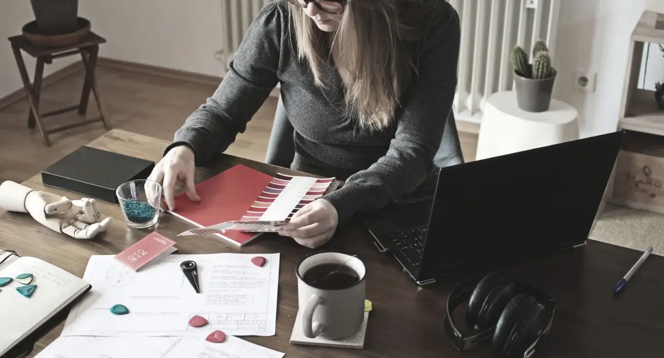 Selbstständige Designerin prüft Farbmuster an ihrem Arbeitsplatz