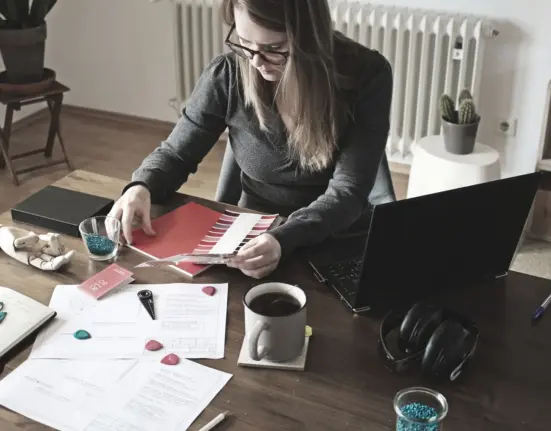 Selbstständige Designerin prüft Farbmuster an ihrem Arbeitsplatz