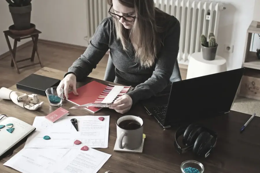Selbstständige Designerin prüft Farbmuster an ihrem Arbeitsplatz