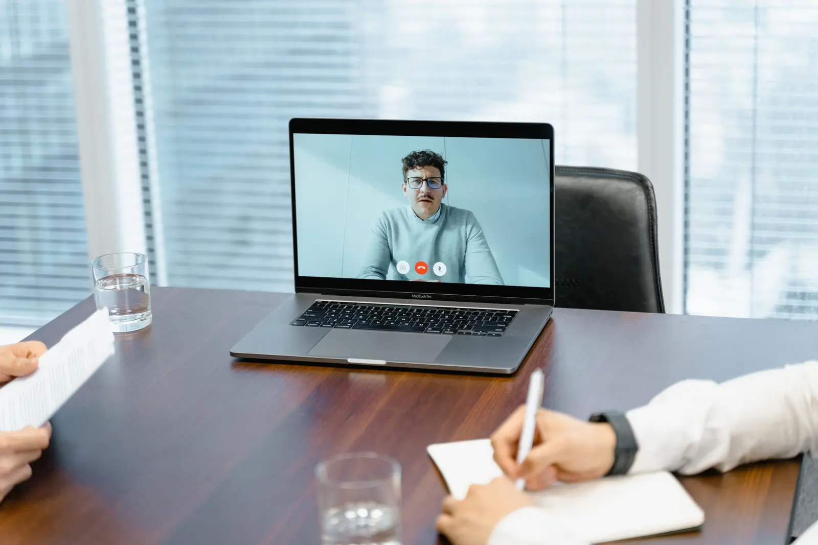 Geschäftliche Videokonferenz an einem Laptop als Symbol für einen Online-Notartermin