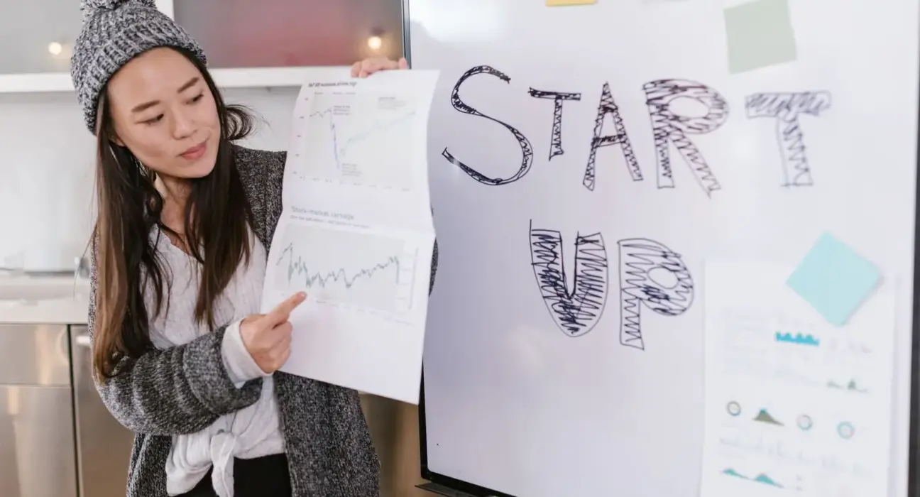 Gründerin präsentiert Wachstumsdiagramme bei einem Startup-Pitch
