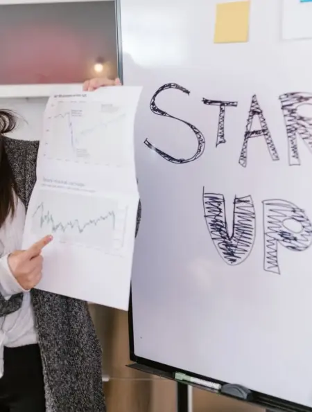 Gründerin präsentiert Wachstumsdiagramme bei einem Startup-Pitch