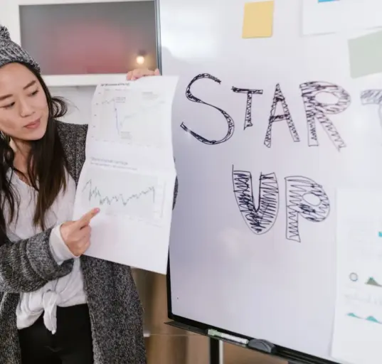 Gründerin präsentiert Wachstumsdiagramme bei einem Startup-Pitch