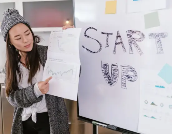 Gründerin präsentiert Wachstumsdiagramme bei einem Startup-Pitch