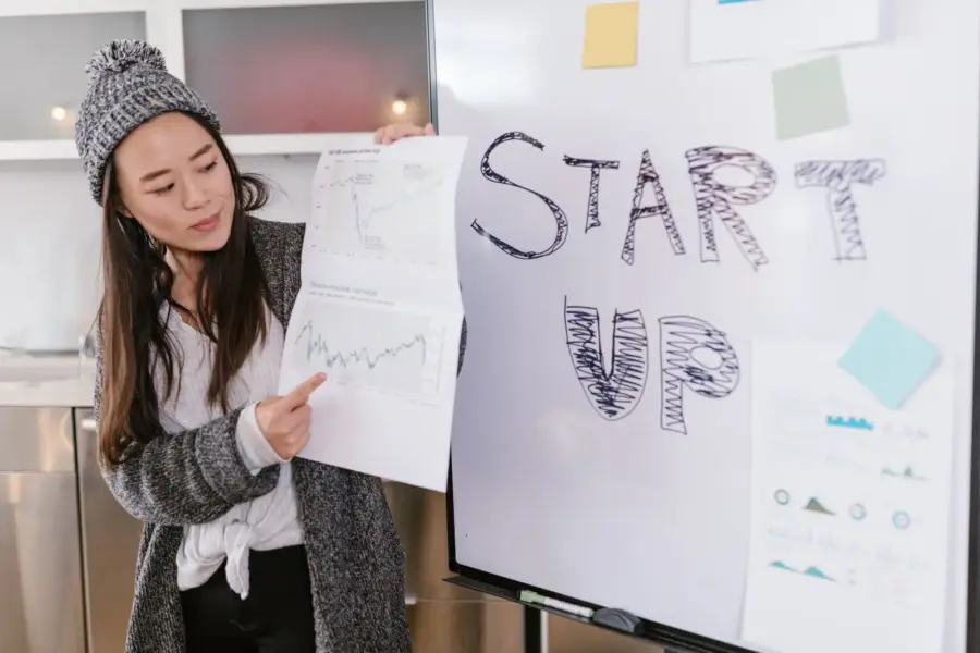 Gründerin präsentiert Wachstumsdiagramme bei einem Startup-Pitch